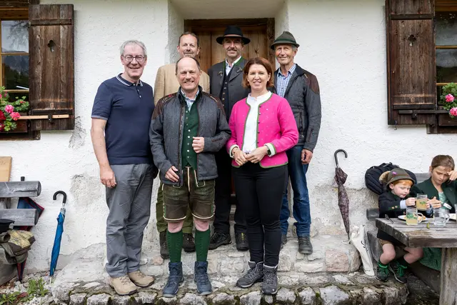 Auf der Brunntalalm: LNO-Abteilungsleiter Robert Türkis, LNO-Mitarbeiter Hubert Ischlstöger, ÖBf-Forstbetriebsleiter Martin Stürmer, Almverein-Obmann Johann Feßl, Agrar-Landesrätin Michaela Langer-Weninger und der Obmann der Almgemeinschaft Brunntalalm Ernst Pramesberger (v.l.).  | Foto: Foto: Land OÖ/Margot Haag