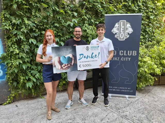 Lukas Buchegger und Viviane Negil vom LEO Club Linz City übergaben einen dicken Scheck an UFO-Leiter Meho Softic.
 | Foto: Soziale Initiative