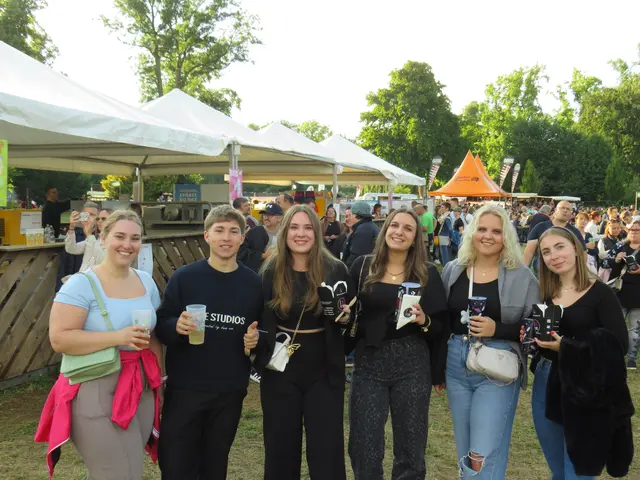 Zahlreiche Besucherinnen und Besucher kamen in den Eisenstädter Schlosspark, um den Auftritt der Fäaschtbänkler zu sehen. | Foto: Lena Palatin