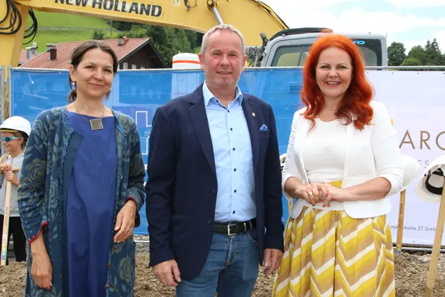LRin Hagele wünschte Bürgermeister Josef Brunner weiterhin einen erfolgreichen Bau und bedankte sich bei Architektin Todorka Iliova (Iliova Architektur in Kooperation mit der Architekturhalle Telfs).