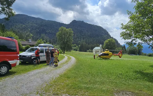 Nach der weiteren Versorgung durch den Flugrettungsarzt von Heli 4 wurde der Patient mit schweren Kopfverletzungen in die Klinik Innsbruck geflogen.  | Foto: ZOOM.TIROL