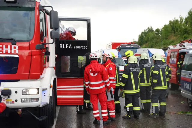 Ein schwerer Crash mit vier Fahrzeugen auf der A8 Innkreisautobahn bei Steinhaus verursachte eine Gesamtsperre der Fahrbahn in Richtung Passau notwendig. | Foto: laumat.at