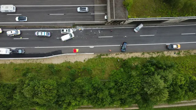Ein schwerer Crash mit vier Fahrzeugen auf der A8 Innkreisautobahn bei Steinhaus verursachte eine Gesamtsperre der Fahrbahn in Richtung Passau notwendig. | Foto: laumat.at