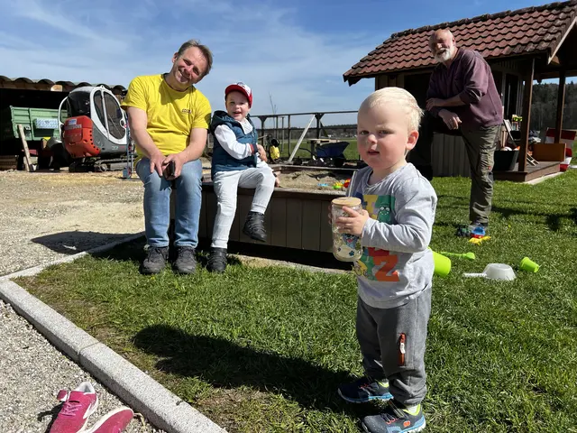 Bürgermeister Johann Brunthaler (links) mit den Kindern Florian und Hannes. | Foto: Thomas Aigner