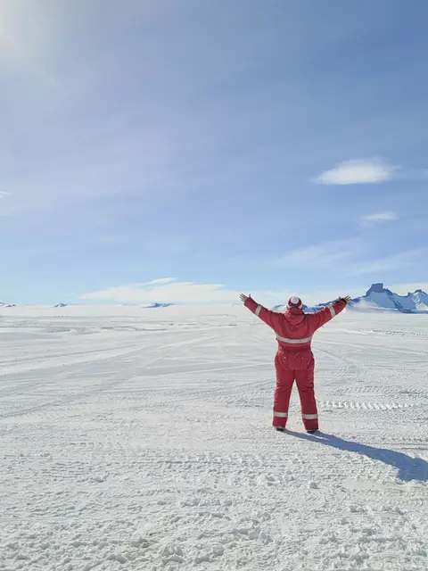 "Meine Umstellung auf die extremen Temperaturen in der Antarktis dauerte etwa eine Woche. Anfangs war es eine Herausforderung, sich an die eisigen Bedingungen zu gewöhnen, aber mit der richtigen Kleidung und Vorsicht hab ich mich allmählich akklimatisiert und konnte die Kälte besser tolerieren." | Foto: Viktoria Stranzinger