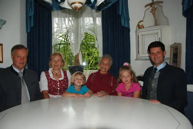 Seniorenbund Obmann Alfred Pfeifenberger, Seniorenbund Gerti Pfeifenberger, Urenkerl Marcel, Jubilarin Stefanie Gruber, Urenkelin Sunny und Bgm. Thomas Kößler | Foto: Gemeinde Zederhaus