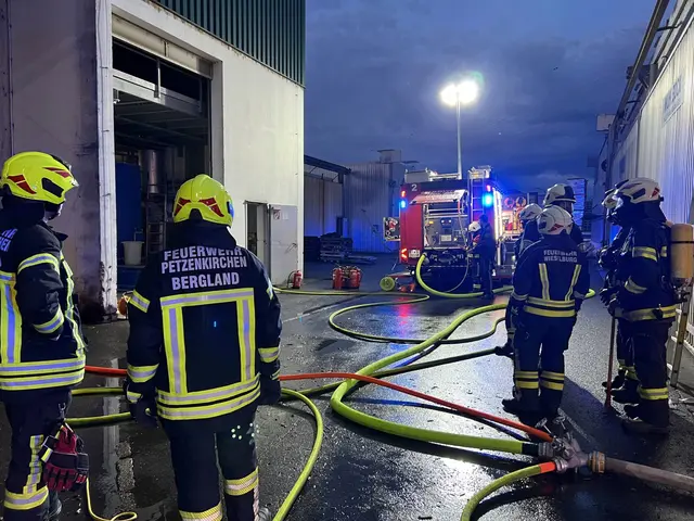 Brandalarm in einem Holzverarbeitungsbetrieb in Wieselburg: Fünf Feuerwehren mussten ausrücken, um die Flammen zu bekämpfen.