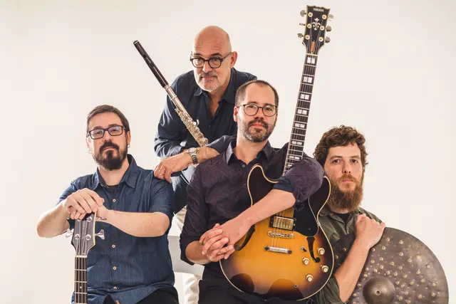 Meretrio steht mit Heinrich von Kalnein auf der Bühne. | Foto: Josh Wells