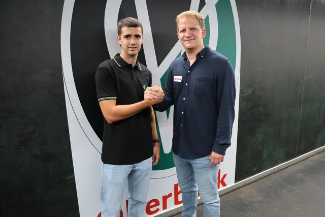 Ekain Azkune Astarloza und Sport-Geschäftsführer Wolfgang Fiala. | Foto: SVR/Schröckelsberger