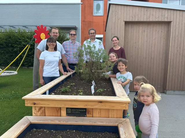 Martina Wimmer, Johannnes Heitzinger, Bernhard Schleicher, Stefan Hartner und Krabbelgruppenleiterin Eva-Maria Neubacher sowie die Kinder zeigen sich über das frische Grün in den Hochbeeten im Kindergarten Bad Wimsbach erfreut. | Foto: Bernhard Schleicher