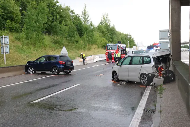 Ein schwerer Crash mit vier Fahrzeugen auf der A8 Innkreisautobahn bei Steinhaus verursachte eine Gesamtsperre der Fahrbahn in Richtung Passau notwendig. | Foto: laumat.at