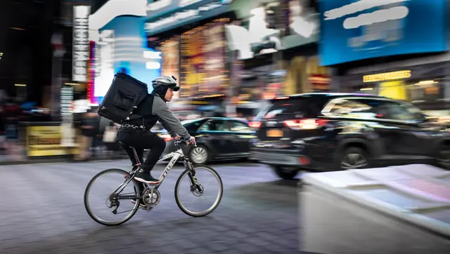 Bei großangelegten Kontrollen von Essenszustellern und -zustellerinnen hat die Finanzpolizei mehr als 50 mutmaßliche Verstöße gegen arbeitsmarktrechtliche Bestimmungen festgestellt. (Symbolbild) | Foto: Unsplash/Brett Jordan