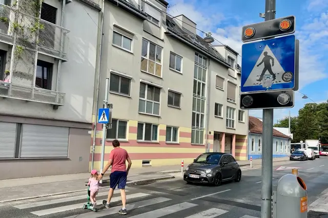 Kürzlich sind an den Schildern an diesem Schutzweg in der Endresstraße neue Warnleuchten installiert worden | Foto: BV 23/Genitheim