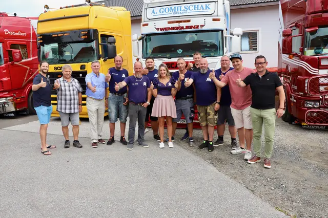 Die Gemeindevertreter rund um Bgm. Günter Müller mit dem Vorstandesteam der Lkw-Freunde Schölbing. | Foto: Alfred Mayer