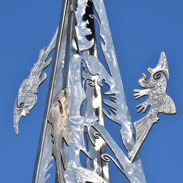 Detail des "Kunst am Donausteig"-Objekts aus Edelstahl: Ein kleiner Fisch (links) schwimmt gegen den Strom. | Foto: Hans-Peter Kriener