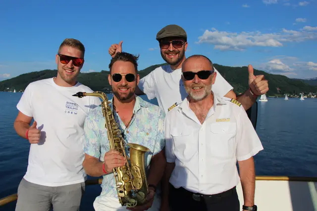 Michael Bayer (Sommernachtstraum), "Max The Sax", Daniel Fammler (Geschäftsführer Sommernahtstraum) und Kapitän Stephan Gebetsroither (v.li.) | Foto: MeinBezirk/Staudinger