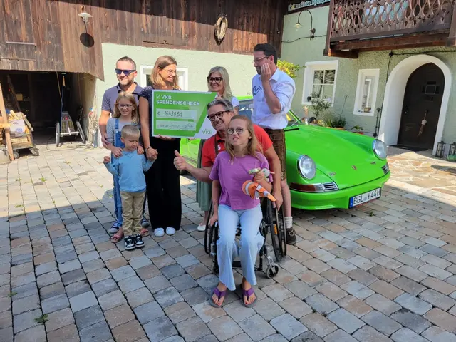 Beim Oldtimer-Event kamen 16.420 Euro zusammen. Unterstützt durch einen Sonnenhut-Verkauf, bei dem 2.750 Euro erwirtschaftet wurden, können insgesamt rund 19.170 Euro an Familie Sommerauer gespendet werden. | Foto: Huber-Perez Moreno