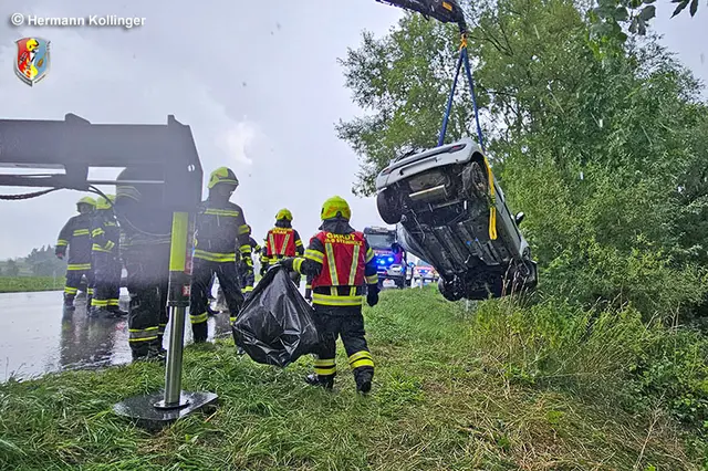Zur Bergung des Unfallfahrzeuges wurde der Kran der Feuerwehr Alkoven eingesetzt. | Foto: Hermann Kollinger