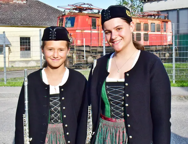 die neue Bergmannsdirndltracht der MK Bruckmühl/Thomasroroith