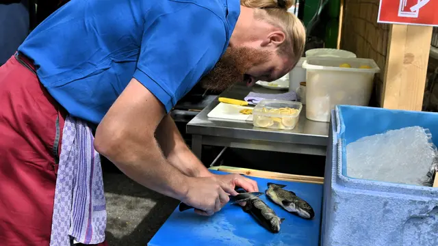 Karl Schabus beim Filetieren des Steckerlfisches