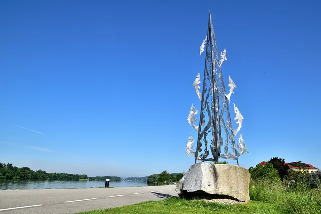 Skulptur "Fischleiter" des Neuhofner Bildhauers Miguel Horn in Au an der Donau. | Foto: Hans-Peter Kriener