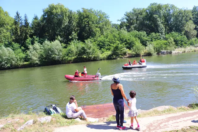 Gut gesichert dürfen Erwachsene und Kinder mit der FF Kalsdorf auf eine Bootstour auf der Mur.  | Foto: Edith Ertl