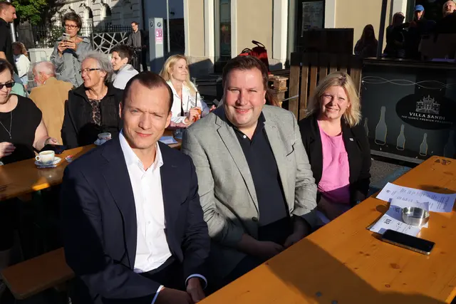 Niki Dopler (vorne) und Christian Filipp (2. v. li., beide ÖVP). | Foto: Kathrin Schauer