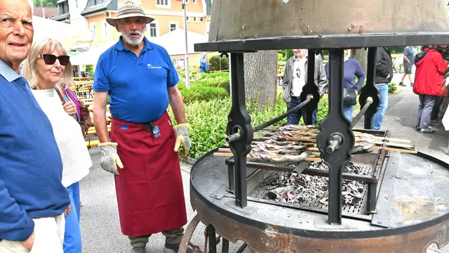 Grillt 200 Steckerlfische: Peter Schabus (Mitte) mit Besuchern