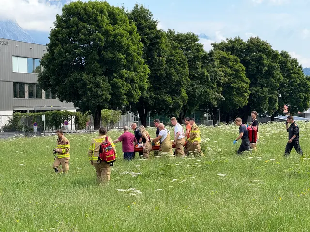 In einer Wiese unweit des Altersheims wurde die abgängige Frau im Zuge eines
Drohnenflugs aufgefunden und von den Einsatzkräften versorgt und geborgen.  | Foto: Zoom Tirol