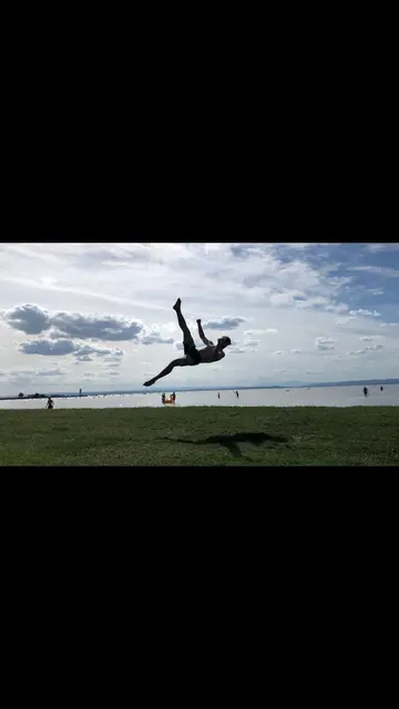 Wenn Niki am Strand durch die Luft wirbelt, bleiben Spaziergänger oft staunend stehen. | Foto: privat