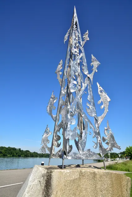 Knapp fünf Meter hohes Metallkunstwerk auf einem Steinsockel am Donauradweg in Au an der Donau, Marktgemeinde Naarn im Machlande (feierliche "Enthüllung" der Skulptur von Miguel Horn: 5. Juni 2016) | Foto: Hans-Peter Kriener