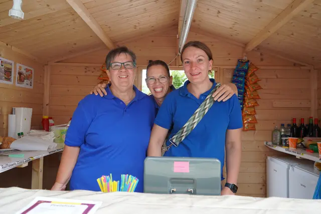 Bei Andrea, Sabine und Tamara am Standl der Theatergruppe Weiden am See gab's Würstel  | Foto: Andrea Glatzer
