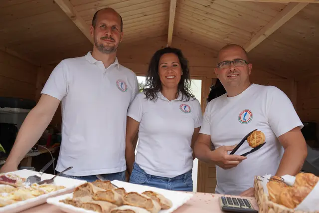 Jozsef, Szilvia und Jozsef beim ungarischen Kulturverein Nordburgenland gab es Grammelpogatscherln, Strudelvariationen und Lavendelspitzer | Foto: Andrea Glatzer