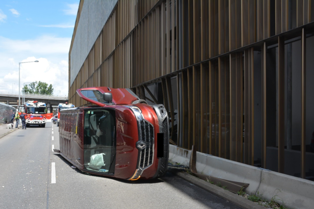 Das Fahrzeug wurde gegen die Fassade eines Parkhauses geschleudert. | Foto: LPD Wien