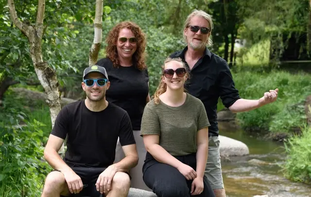 Karin Horner und Max Kolmbauer (sitzend) vom Café Aistzeit freuen sich auf Livemusik mit "Leomusic" (Ursula Gstöttenmeier und Til Grüll, stehend). | Foto: Café Aistzeit