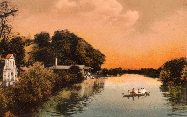 Das Flussbad um 1910 in Höhe der Einmündung des Salesgrabens in die Feistritz. Das Pestkreuz wurde später versetzt und befindet sich heute auf der Grünfläche am linken Feistritzufer zwischen den beiden Brücken. | Foto: Museumsverein Fürstenfeld