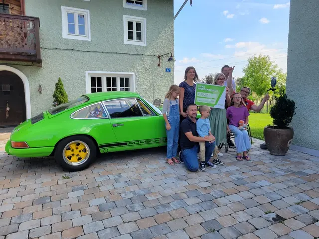 Manfred Huber-Perez Moreno (rechts), Michael Eckinger (rechts hinten) und Brigitte Kromp (4. v. re.) übergaben den Spendenscheck am 12. Juli an Familie Sommerauer. | Foto: Huber-Perez Moreno
