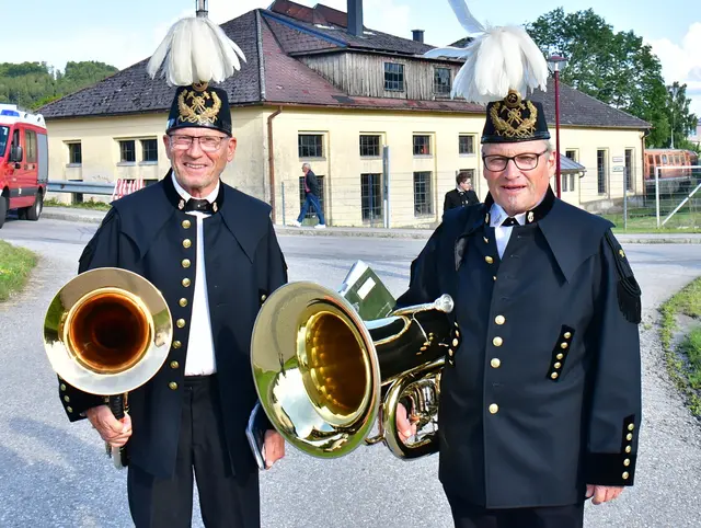 notwendige Kooperationen der teils schwindenden Bergmannskapellen, die Bergknappen der MK Holzleithen/Hausruckedt marschieren bei der BKK Kohlgrube mit