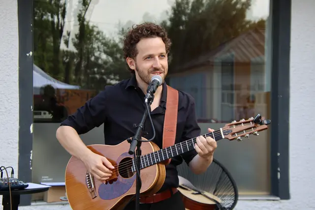 Singer und Songwriter Raphael Steiner bezauberte die Gäste.