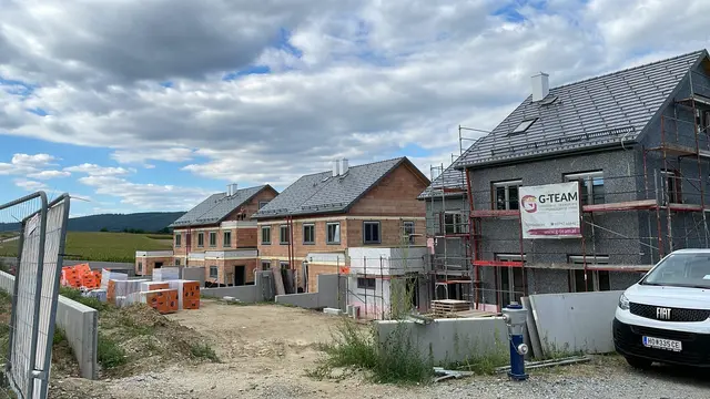 Eine aktuelle Datenanalyse der Austria Presse Agentur (APA) zeigt, wie viele Jahresnettoeinkommen eine Familie im Bezirk Horn im Schnitt aufwenden müsste, um sich ein 500 Quadratmeter großes Grundstück leisten zu können. | Foto: Schwameis