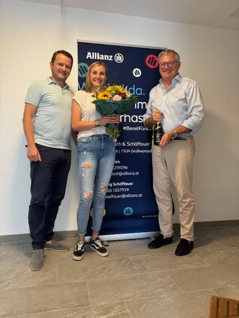 Simone Bantsich und Sepp Schäffauer freuen sich gemeinsam mit Bürgermeister Martin Karall über die Eröffnung der neuen Allianz-Agentur in Großwarasdorf. | Foto: Gemeinde Großwarasdorf