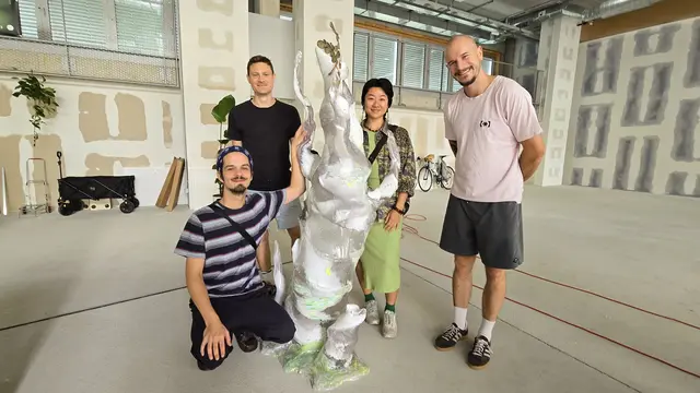 v.l.n.r.: Max Scheidl, Raphael Volkmer, Künstlerin Mary Maggic und Julian Jankovic neben einem Baumstamm aus recyceltem Plastik, der gerade „wächst“. | Foto: CulturaLatina