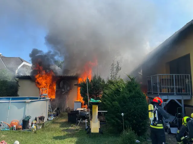 Schon bei der Anfahrt konnten die Florianis dichte Rauchschwaden im dicht besiedelten Ortsgebiet erkennen. Die Gartenhütte stand in Vollbrand. | Foto: Feuerwehr Neudörfl