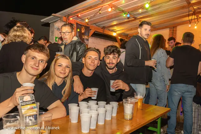 Gut eingedeckt mit Schiwasser aus dem Happy-Hour-Angebot. | Foto: www.cine-motion.at / Ivanek