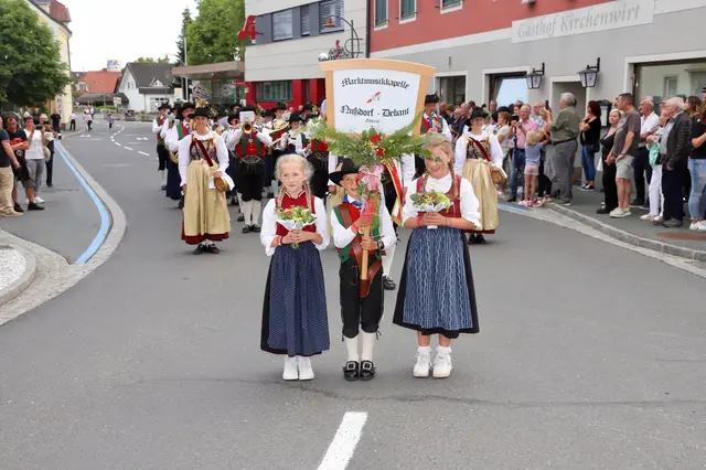 Herzig: Der Musikverein Nußdorf-Debant aus Osttirol wurde von diesen drei jungen Musikfans begleitet. | Foto: Alfred Mayer