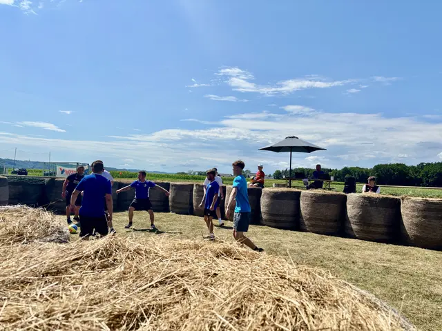 Für sieben Minuten Spielzeit ging es für die Mannschaften in den Strohballen-Kessel.  | Foto: Elisabeth Kloiber