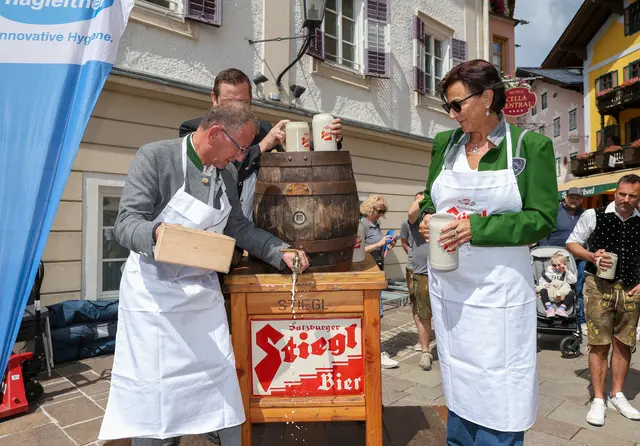 Bürgermeister Andreas Wimmreuter(Bgm.) und Salome Mühlberger (Vzbgm.) beim Bieranstich.