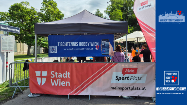 Blick auf das Tischtennis-Event am Hans-Pemmer-Weg - mehrere Tische aufgebaut unter freiem Himmel, Teilnehmende und Zuschauer:innen in Bewegung, im Hintergrund das Wiener Riesenrad als markantes Wahrzeichen. | Foto: Tischtennis Hobby Wien