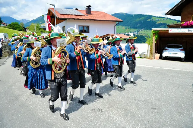 Es wurde marschiert - aber halt "nur" nach der Feldmesse. Die Musikkapelle Gries im Sellrain legte sich besonders ins Zeug - sie ist Ausrichterin des Bezirksmusikfestes 2026! | Foto: Hassl