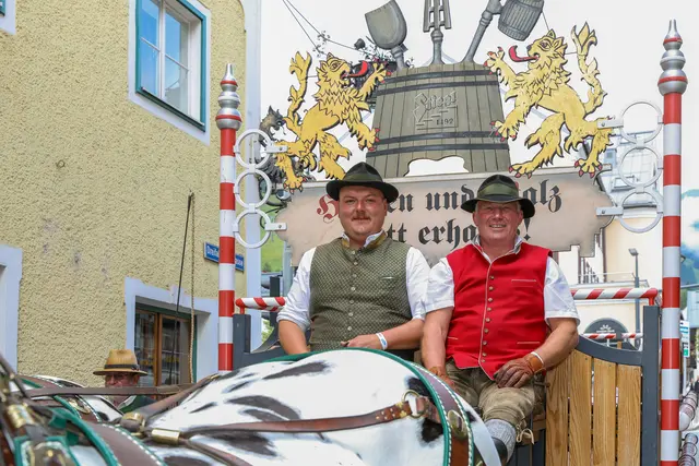 Auf der Stiegl Pferdekutsche: Georg und Hans.